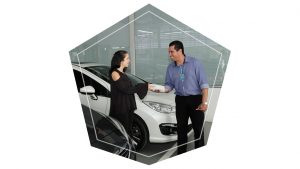 Cliente e vendedor da Peugeot na concessionária