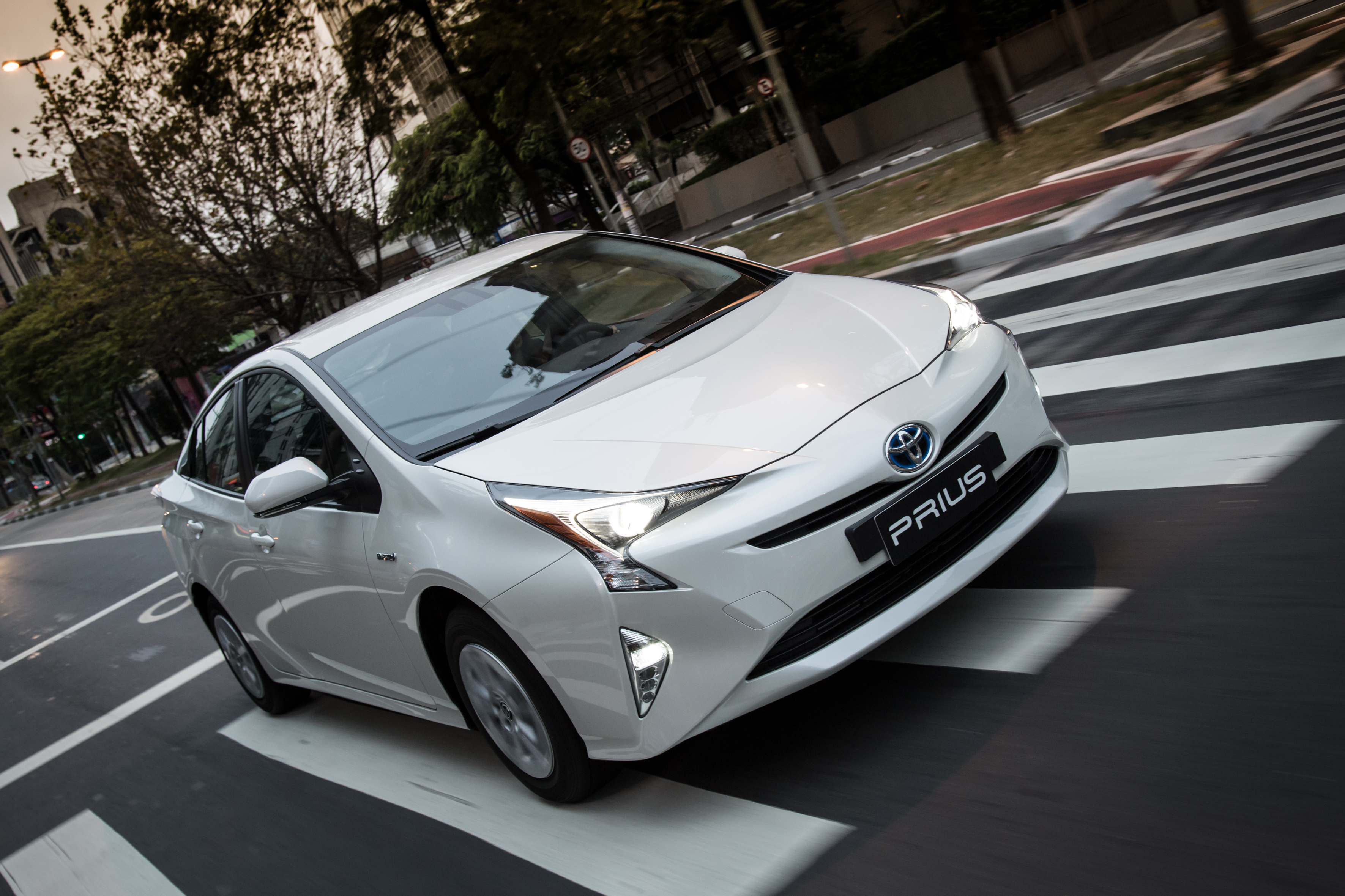 toyota prius carro elétrico