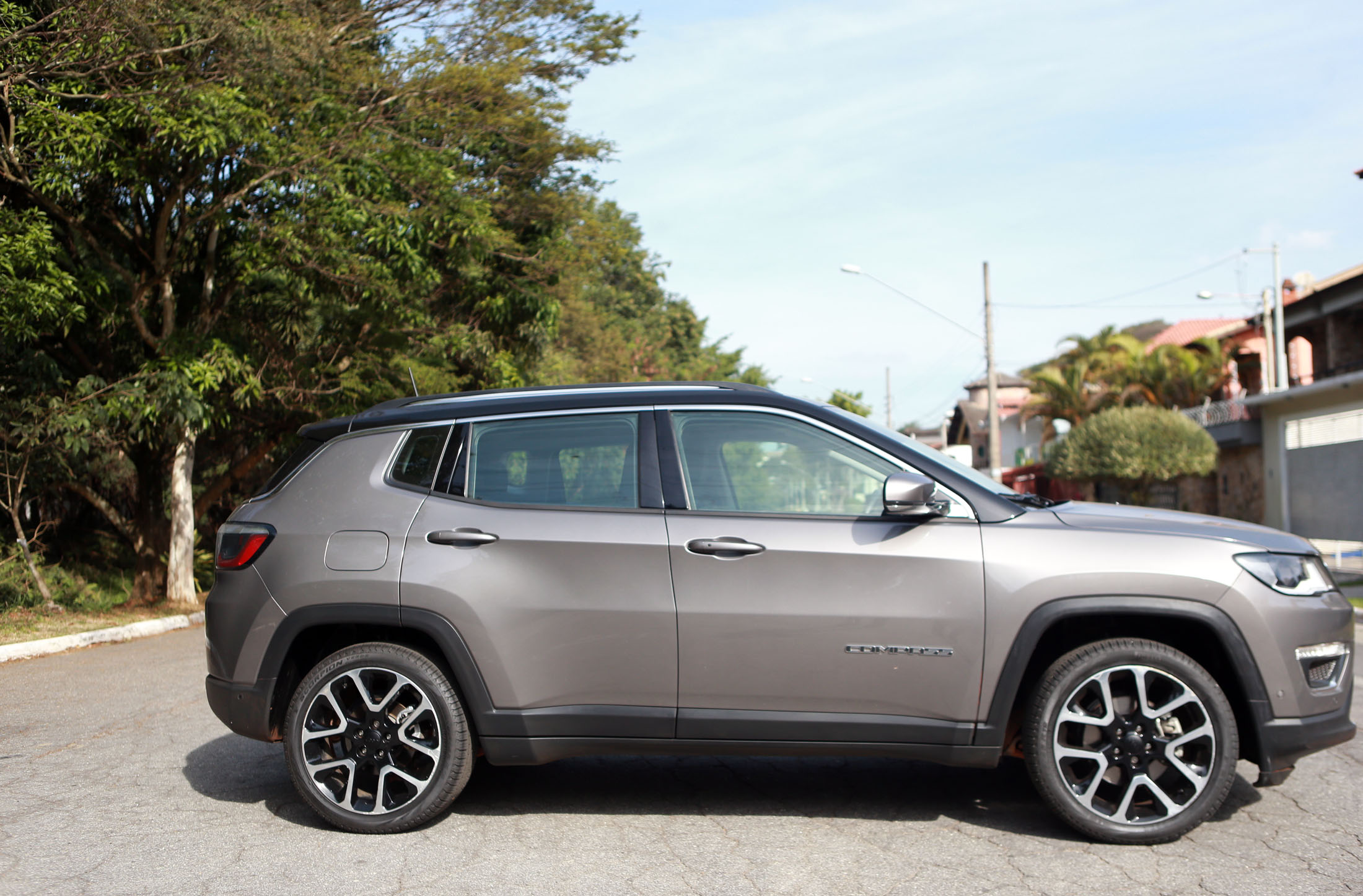 SUV médio Jeep Compass