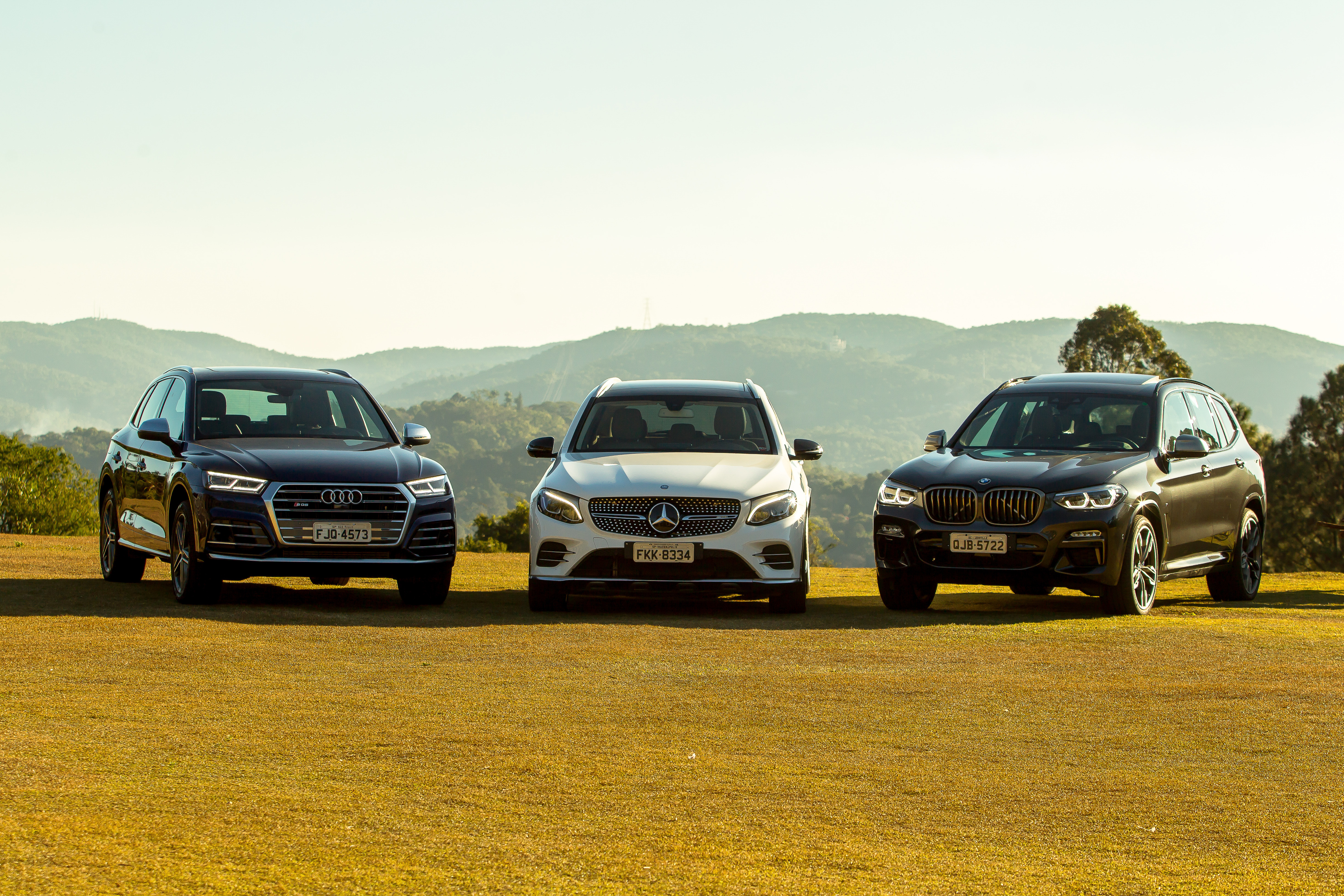SUVs Audi BMW Mercedes-Bens carros de luxo