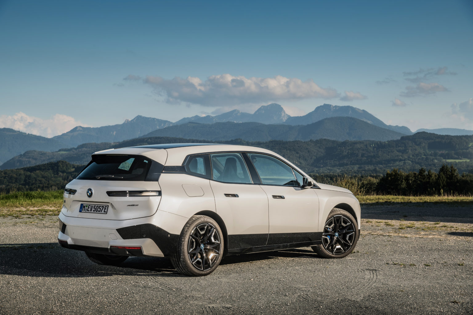 BMW iX entra em prévenda nas versões xDrive40 e xDrive50; veja o preço