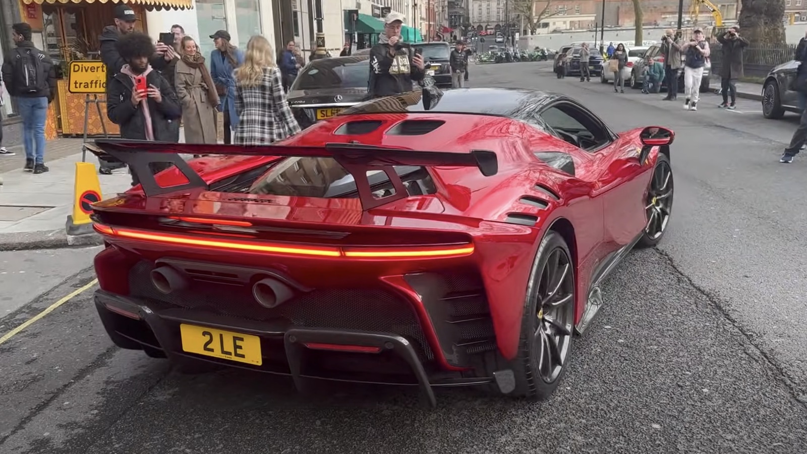 Primeira Ferrari SF90 XX Stradale causa comoção em Londres - Estadão
